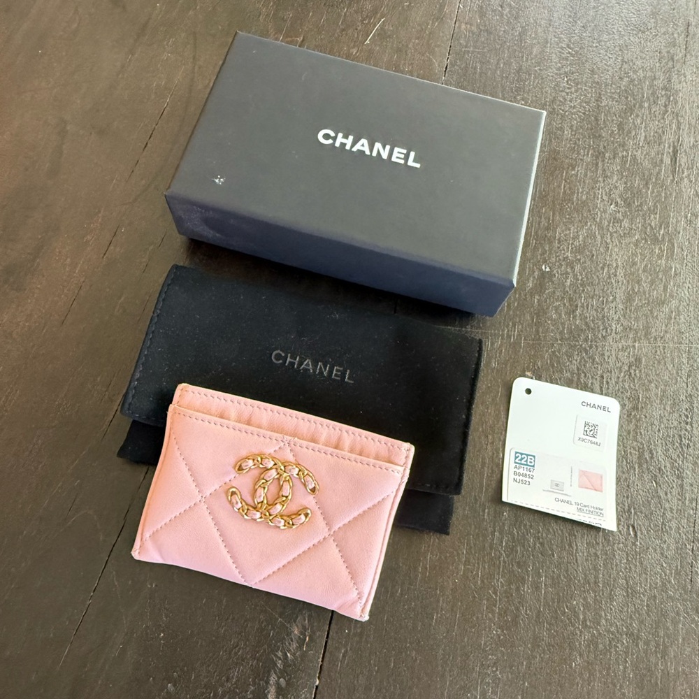 Chanel 19 Pink Quilted Card Holder